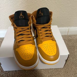 Women Air Jordan Mid. Size 8 1/2
